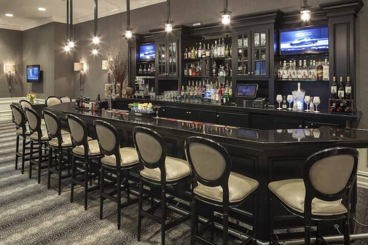 Lounge 76 of 87